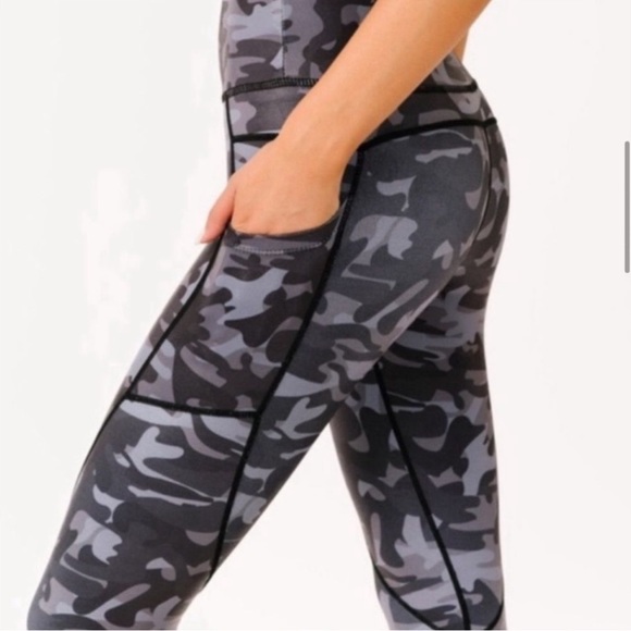 Zyia Active Camo Metallic Pocket Light n Tight Hi-Rise Leggings Size 4 - Picture 3 of 7